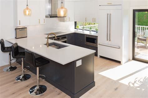 Kitchen With Peninsula