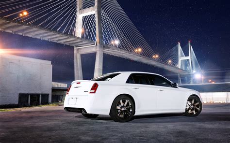 White Chrysler 300